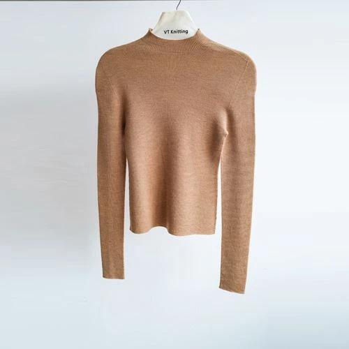 Kabelstrikket sweater med rund hals til kvinder
