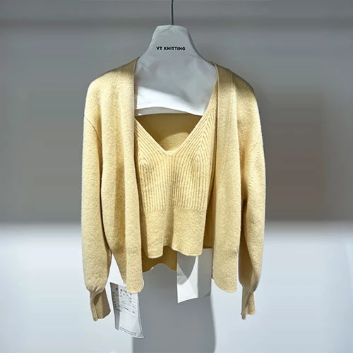 Strikket todelt sæt top og cardigan