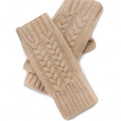Engros damer, der kører handsker